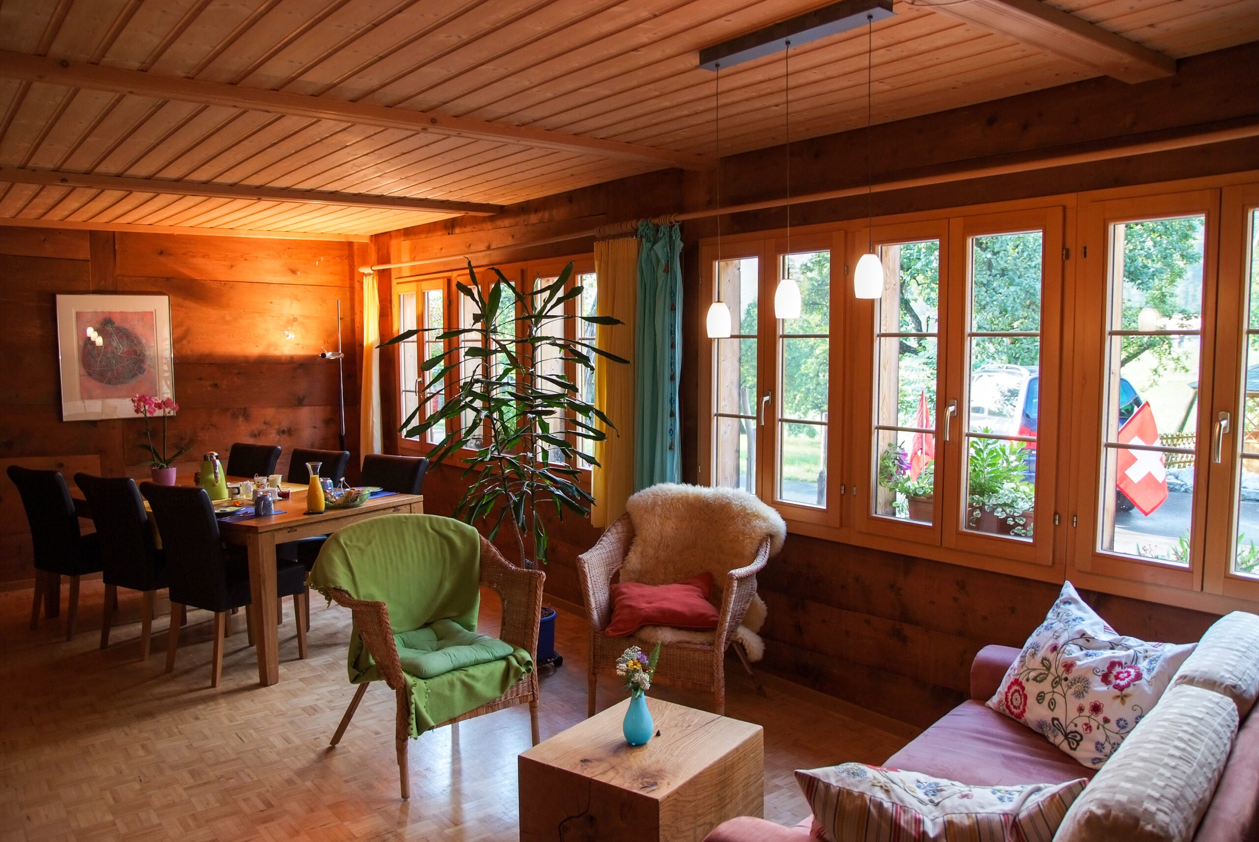 Décoratrice d'intérieur Suisse Note de D'co - Ambiance chalet moderne avec vue drapeaux suisses